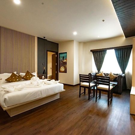 The Royal Palace Hotel 400703 Нави Мумбай Екстериор снимка